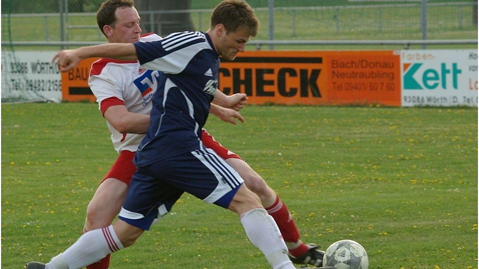 Spielertrainer Daniel Eyerer (hinten) wird auch kommende Saison beim SV Sünching als Abwehrchef fungieren. Foto: Schmautz