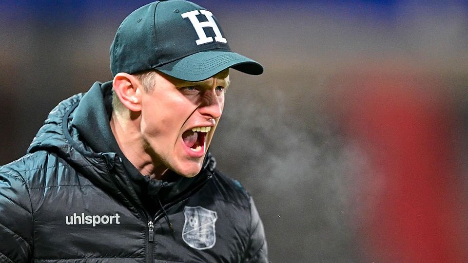 Trainer Sven Bender (Unterhaching) gibt Anweisungen, gestikuliert, mit den Armen gestikulieren, gives instructions, gesticulate, Einzelbild, Aktion, Action