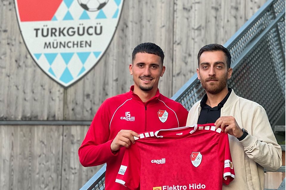 Emir Sejdovic (li.) wird von Sportdirektor Enver Maltas in Empfang genommen.