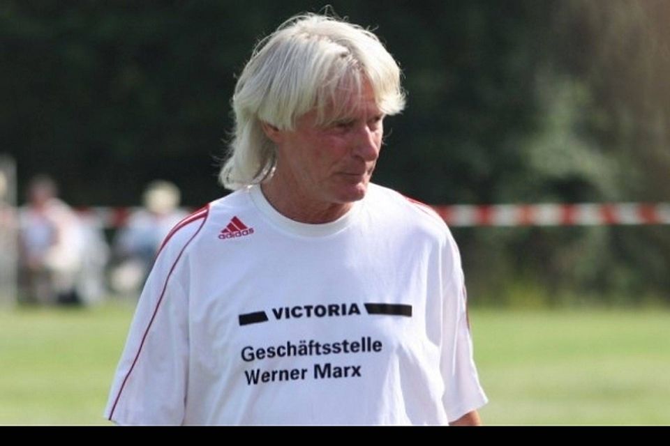 FC Trainer Werner Alder möchte die  junge Mannschaft des FC Homberg in der Gruppenliga etablieren.