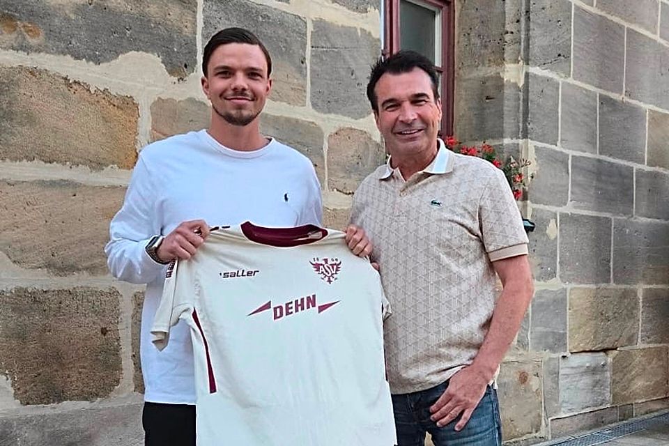 Sportlicher Leiter Stefan Pröpster (rechts) posiert mit Neuzugang Nico Ott in der Neumarkter Altstadt. 