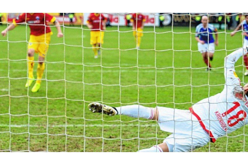 Die Parade des Tages: Holstein-Keeper Kenneth Kronholm hält den Elfmeter von Paderborns Christian Strohdiek.Stark
