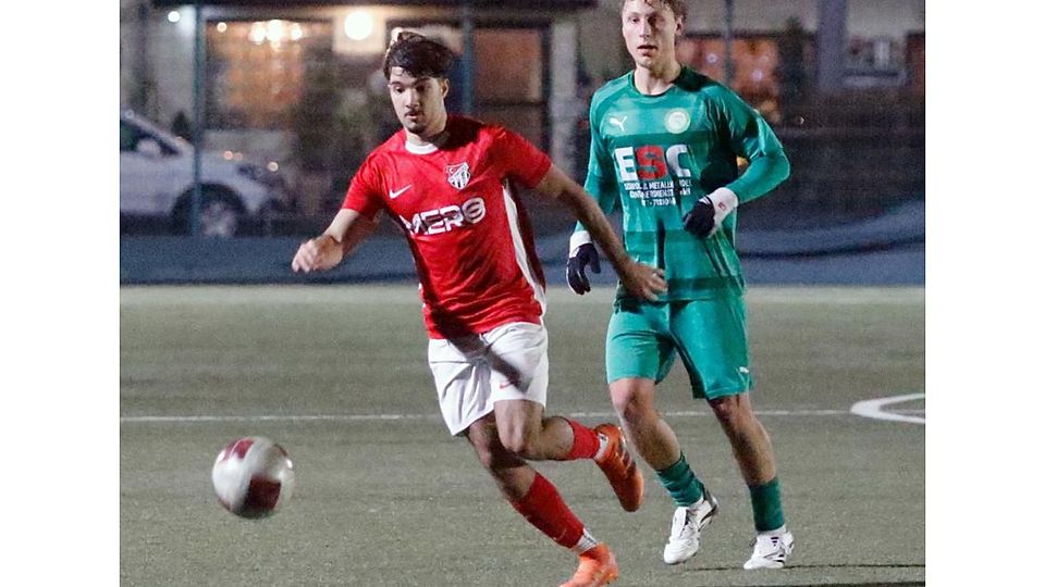 Im Achtelfinalspiel des Kreispokals kämpften Adnan Baytemür (links) von Türk Gücü Rüsselsheim und Adrian Hofmann (rechts) vom VfR Groß-Gerau ums Weiterkommen.	Foto: André Dziemballa