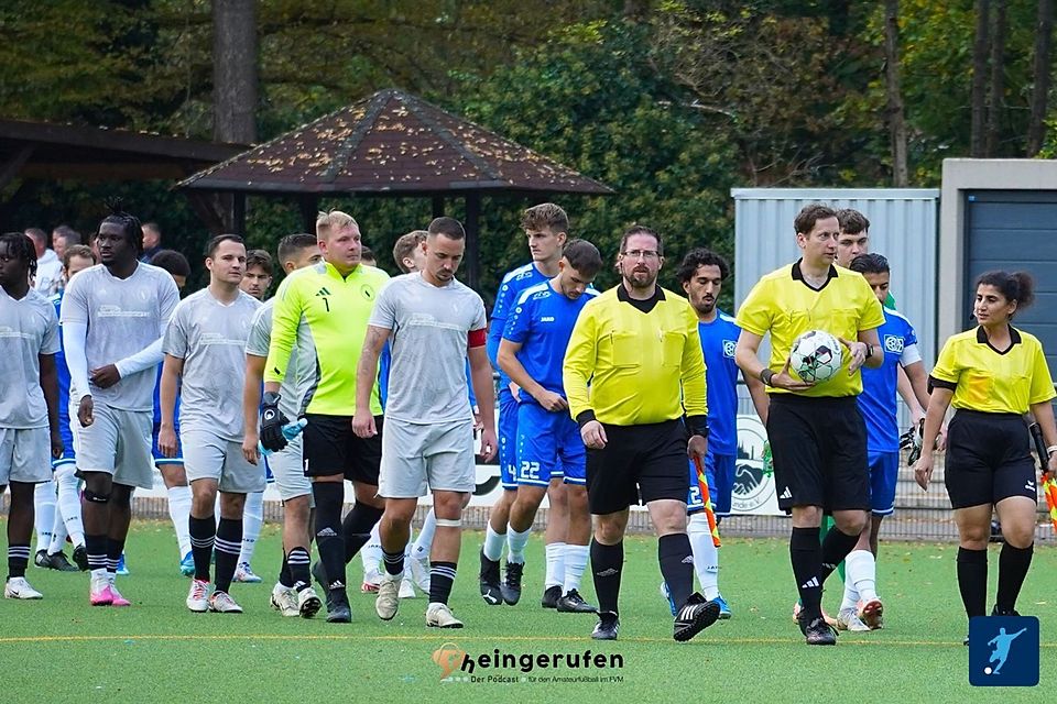 Für den SC Schwarz-Weiß Köln (in grau) geht es um wichtige Punkte im Absteigskampf. Für den SC Schwarz-Weiß Köln (in grau) geht es um wichtige Punkte im Absteigskampf.