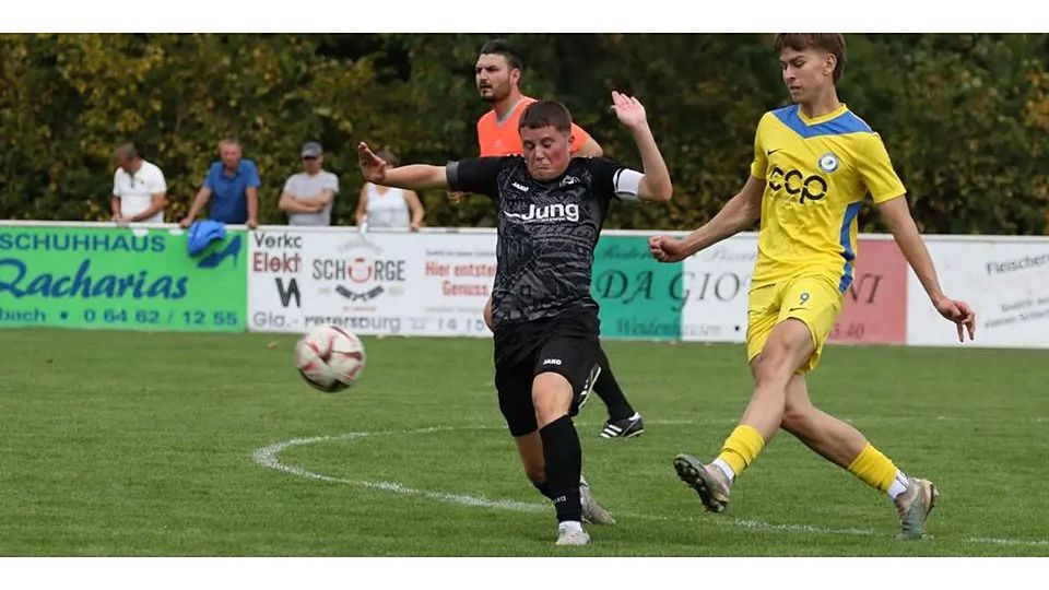 Selbst gegen Spitzenteams konnte der VfL Weidenhausen mithalten. Gegen die SF/BG Marburg II (rechts Valentino Müller) unterlag der Aufsteiger um Verteidiger Asmir Ibrovic daheim nur knapp mit 1:2. © Jens Schmidt