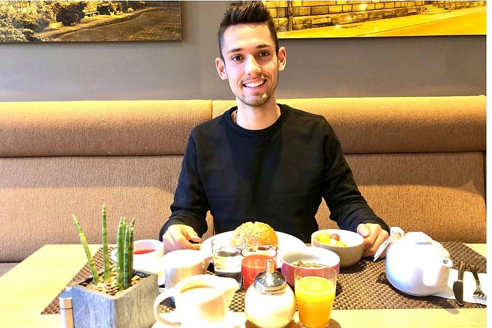 Keine einfache Aufgabe war es für FuPa-Reporter Dieter Rebel, an ein veganes Frühstück für Dominik Sollfrank beim Interviewtermin zu kommen.