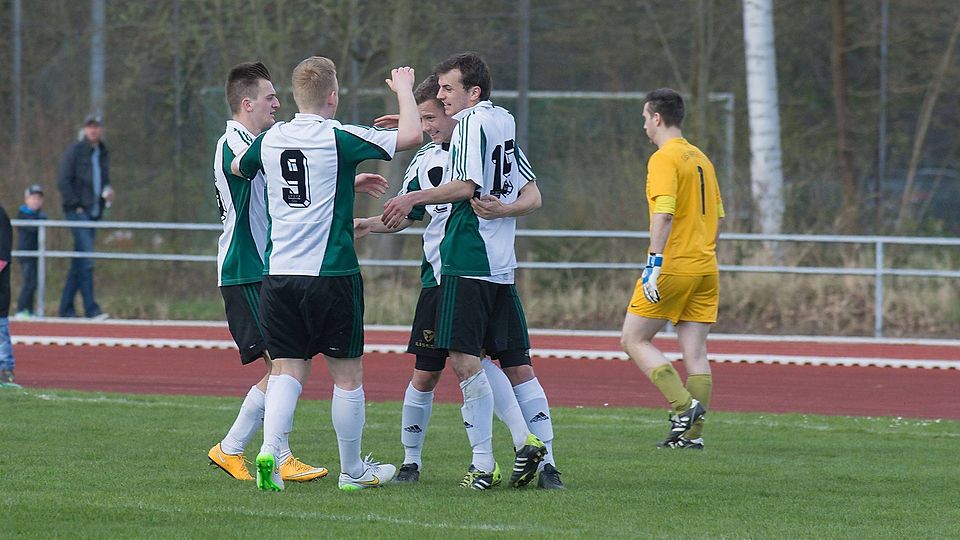 Grenzenloser Jubel nach dem Siegtor: Die Spieler vom Heeslinger SC feiern ihren Torschützen Oliver Gerken (rechts). Foto Demmer