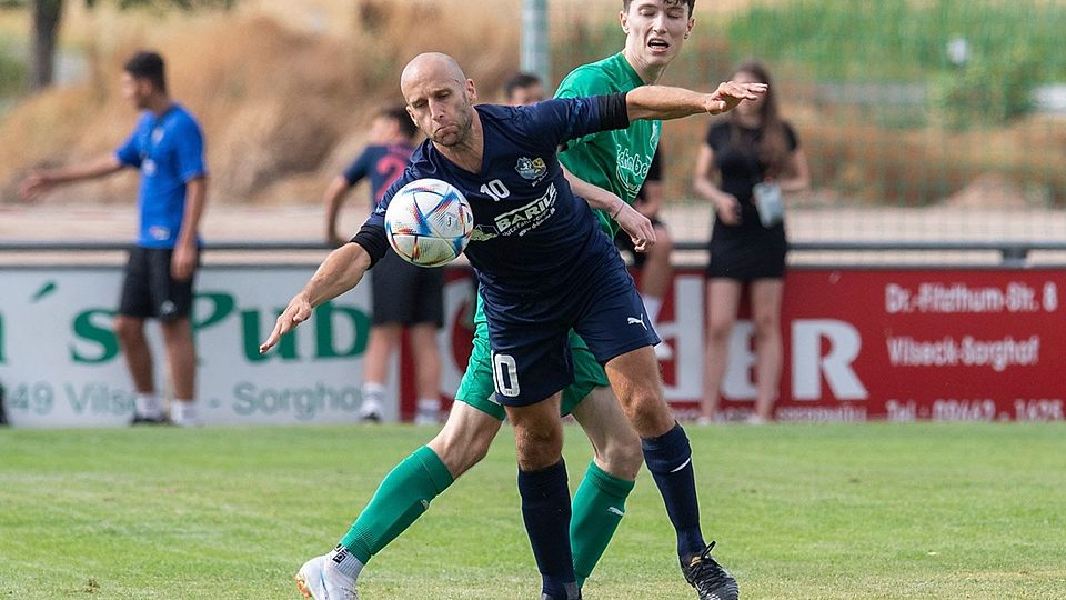 Stefan Liermann vom FV Vilseck (vorne) weiß auch mit 37 Jahren noch, wo die Kiste steht. Den besten Beweis erbrachte er am Dienstag mit seinem lupenreinen Hattrick gegen Schmidmühlen.