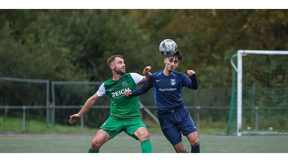 Sorgt für die Führung für die SG Eschenburg in der Fußball-Gruppenliga: Denny Diebel (l.) in Aktion. (Archivfoto) © Jonathan Ortmann