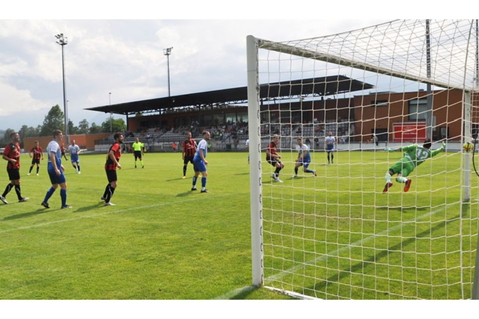 Im edlen Stadion Eschenpark köpfelt Hager (Dritter von rechts) zentimetergenau das 1:0 für die Rotschwarzen