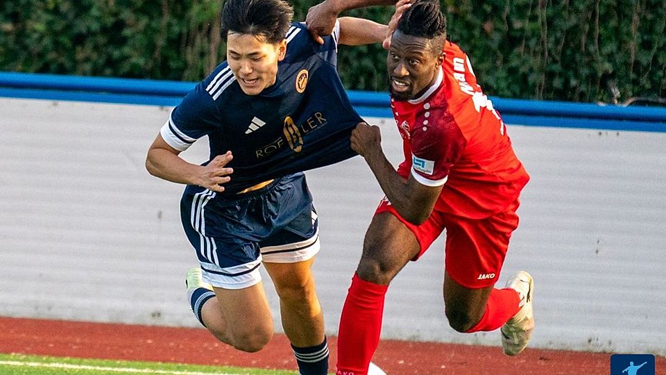 Brünninghausen (in Blau) und Wiemelhausen kämpfen um den Klassenerhalt. Während Brünninghausen einen Last-Minute-Ausgleich kassierte, schoss Wiemelhausen durch Keeper Thorben Schmidt ein ganz, ganz spätes Tor zum 3:3.