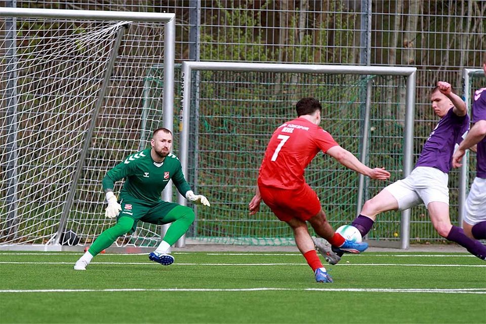 Die Riesenchance für Serkan Yildirimer (Inter Türkspor Kiel) zum 1-1. Doch Vladyslaw Shkuropatov (re., SV Eichede) hat wohl noch die Fußspitze dazwischen. 