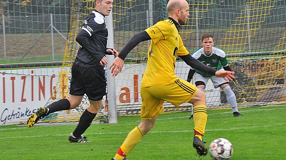 Mit elf Treffern ist Kai Klement (Mitte) in dieser Saison der erfolgreichste Torschütze des FC Lauingen. Dabei mischte der 31-jährige Angreifer sogar nur bei 13 der bislang 19 Saisonpartien mit.