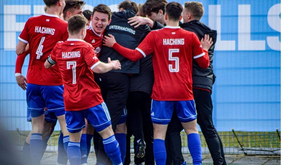 Unterhachinger U19 bejubelt Dreifachtorschütze Jöhren SpVgg Unterhaching