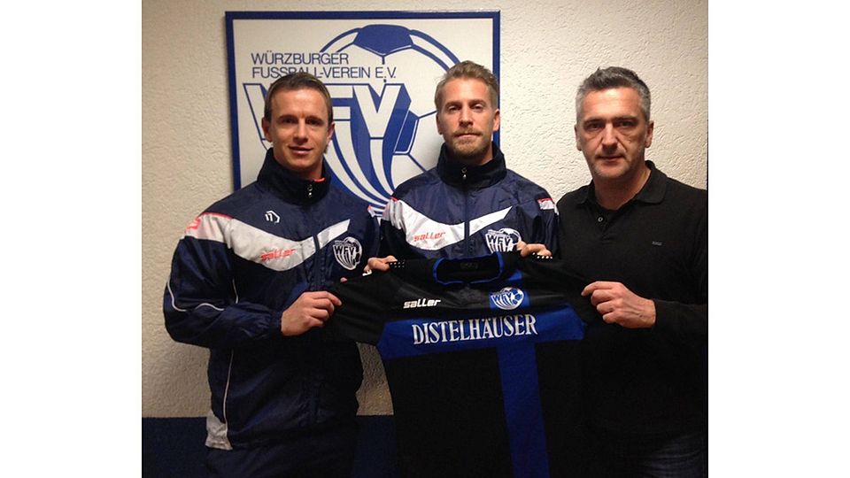 Manuel Hiemer (mi.) bei seiner Vorstellung beim WFV an der Seite von Chefcoach Marc Reitmaier (li.). F.:Würzburger FV