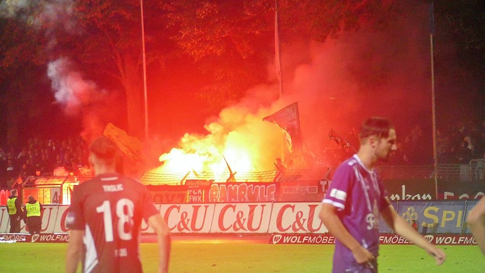 Wegen Pyros und Raketen aus dem Schweinfurter Block stand das Spiel kurz vor dem Abbruch.