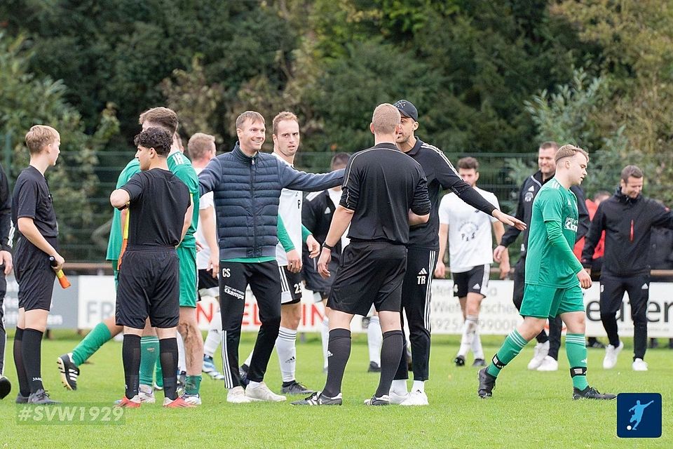 Große Diskussionen zwischen dem Uelsener Trainerstab und dem Schiedsrichter nach der überzogenen Nachspielzeit.