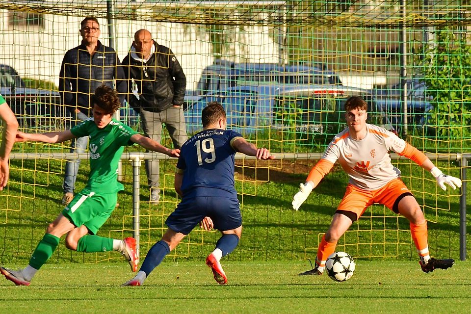 Gundelfingens Keeper Elias Thurn (rechts) trieb die Babenhauser schier zur Verzweiflung, hier scheitert Marius Staiger (19) am Schlussmann. Trotzdem setzte sich der TSV am Ende mit 1:0 durch. Gundelfingens Keeper Elias Thurn (rechts) trieb die Babenhauser schier zur Verzweiflung, hier scheitert Marius Staiger (19) am Schlussmann. Trotzdem setzte sich der TSV am Ende mit 1:0 durch.