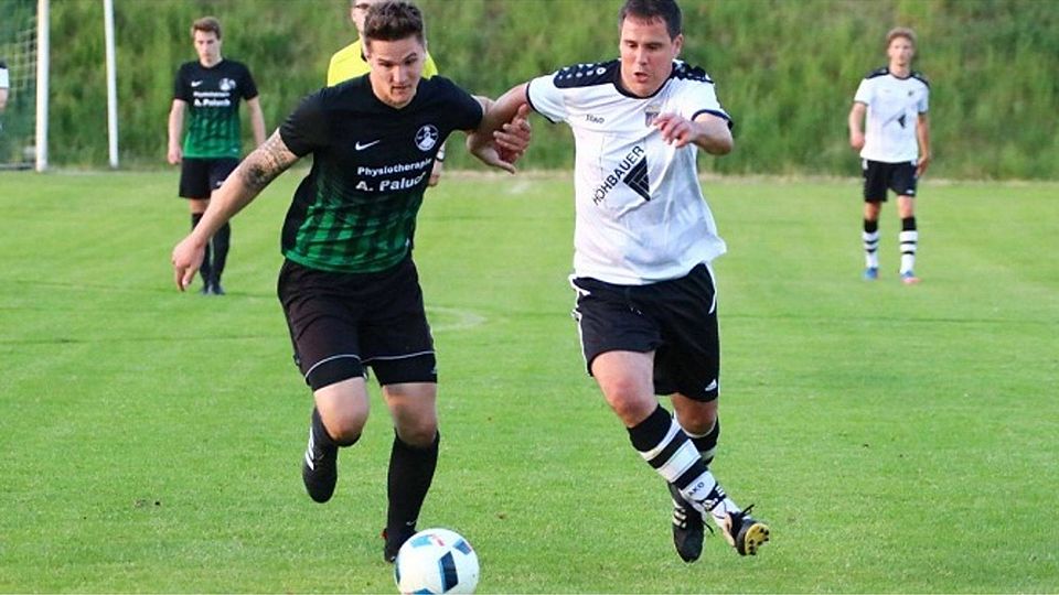 Peter Meßner (re.) schnürt mit 44 selbst noch die Fußballschuhe. F: Würthele