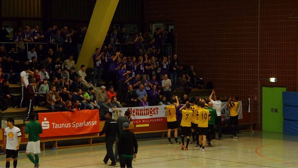 Hatten auch nach dem Ausscheiden ihrer Mannschaft Grund zu Jubeln: die Fans des SV Ruppertshain feiern mit der SG Oberliederbach. F: Gross