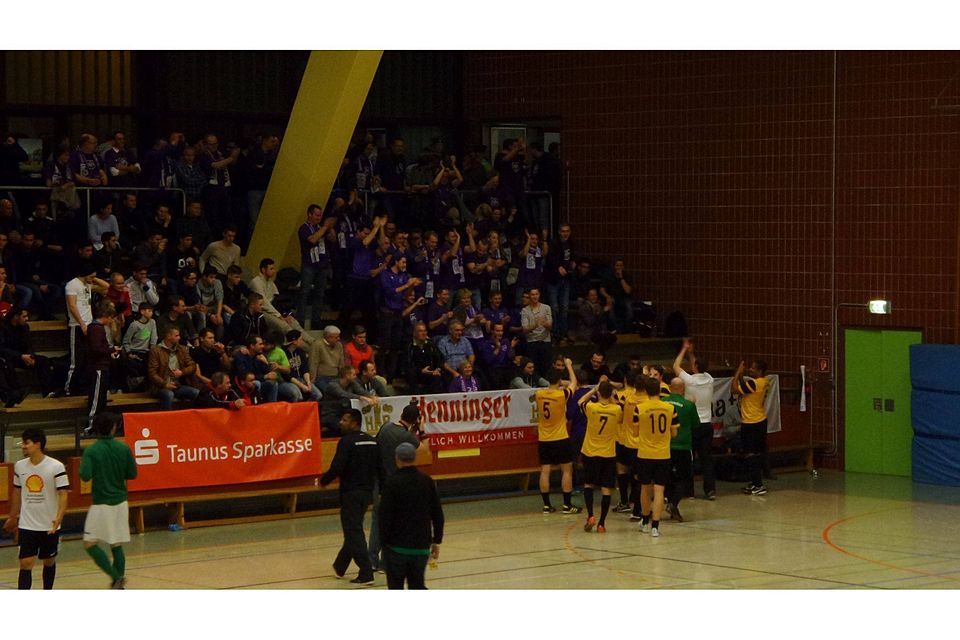 Hatten auch nach dem Ausscheiden ihrer Mannschaft Grund zu Jubeln: die Fans des SV Ruppertshain feiern mit der SG Oberliederbach. F: Gross