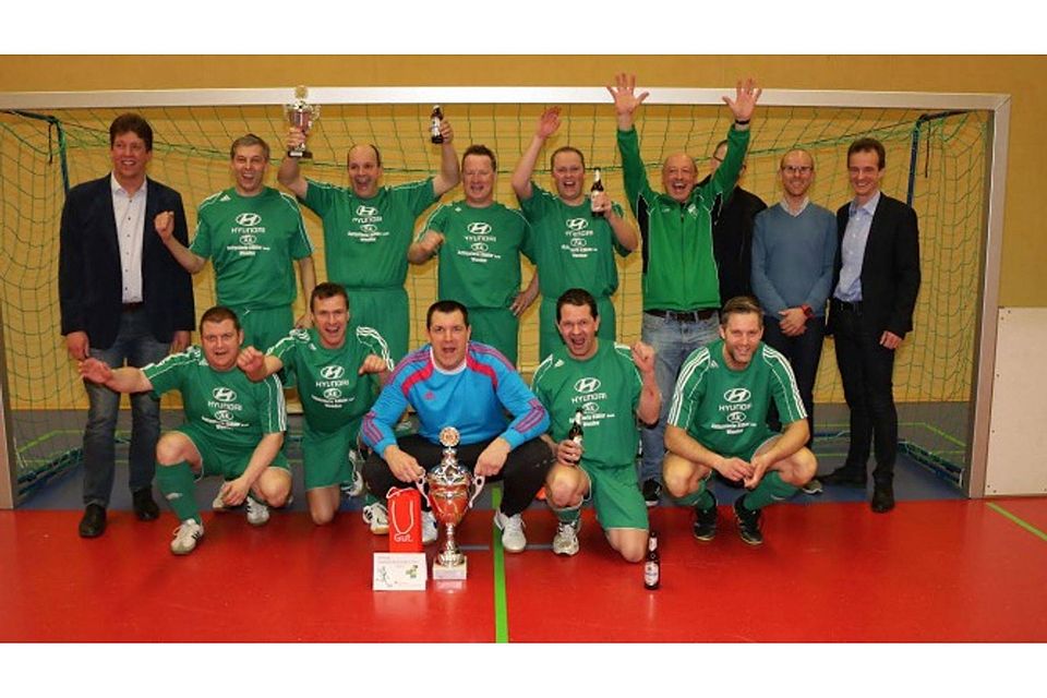 Die Hände zum Himmel: Die Altligisten des FC Altenhof gewannen den Wendener Gemeindepokal und qualifizierten sich für das Hallenmasters in Olpe. Foto: leem