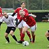 Packende Zweikämpfe, hier behauptet sich Brucks Marlene Kern (M.) gegen ihre Gegenspielerin, gab‘s im Derby zuhauf.