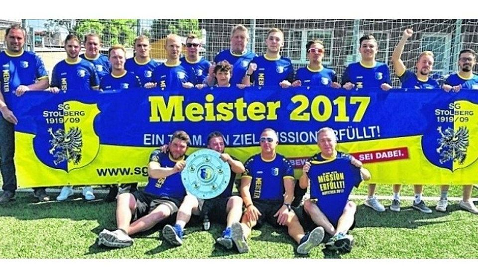 Die 2. Mannschaft der SG Stolberg wurde Meister schaffte den Aufstieg in die Kreisliga D. Foto: Olaf Plumm