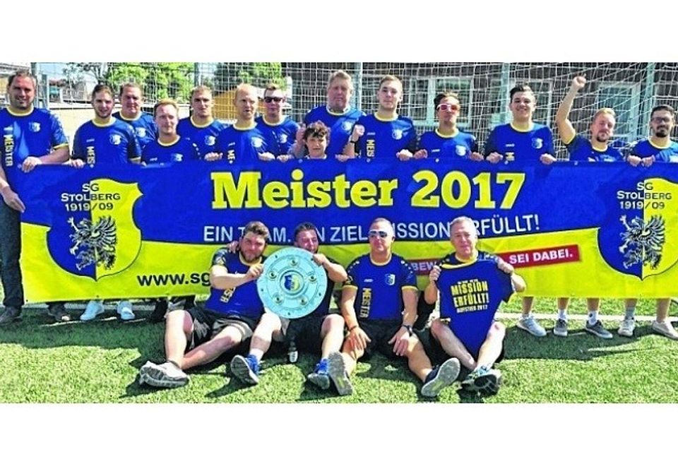 Die 2. Mannschaft der SG Stolberg wurde Meister schaffte den Aufstieg in die Kreisliga D. Foto: Olaf Plumm
