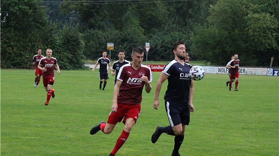 Aufsteiger Forchheim/Sulzkirchen (in Rot) landete gegen Holzheim den ersten Saisonsieg.