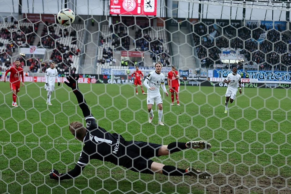 Dosenöffner: Thore Jacobsen bleibt eiskalt vom Punkt, bringt 1860 in Führung.