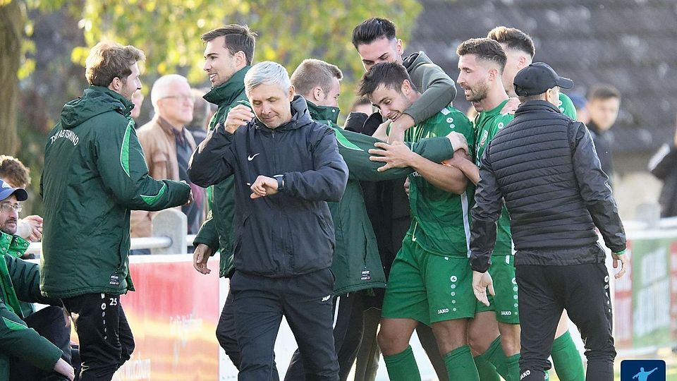 Der bisherige Saisonverlauf lässt Jubel aufkommen in Abtswind. Trainer Claudiu Bozesan (vorne) freut sich darüber, sieht aber das Team noch lange nicht am Ende seiner Entwicklung.