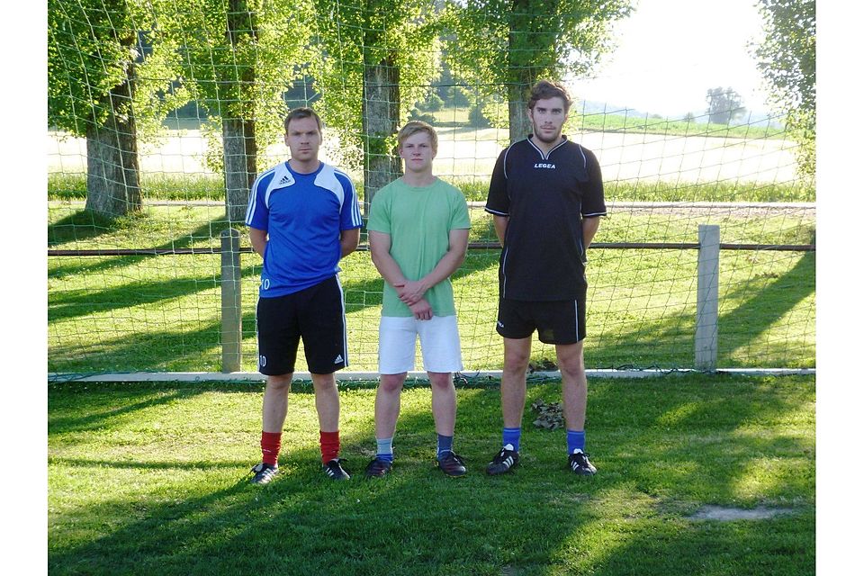 Trainer Tobias Hierl (links) mit zwei von drei Neuen: Daniel Dauer (Mitte) und Stefan Meier (rechts); es fehlt Sebastian Hager  Foto: Hierl