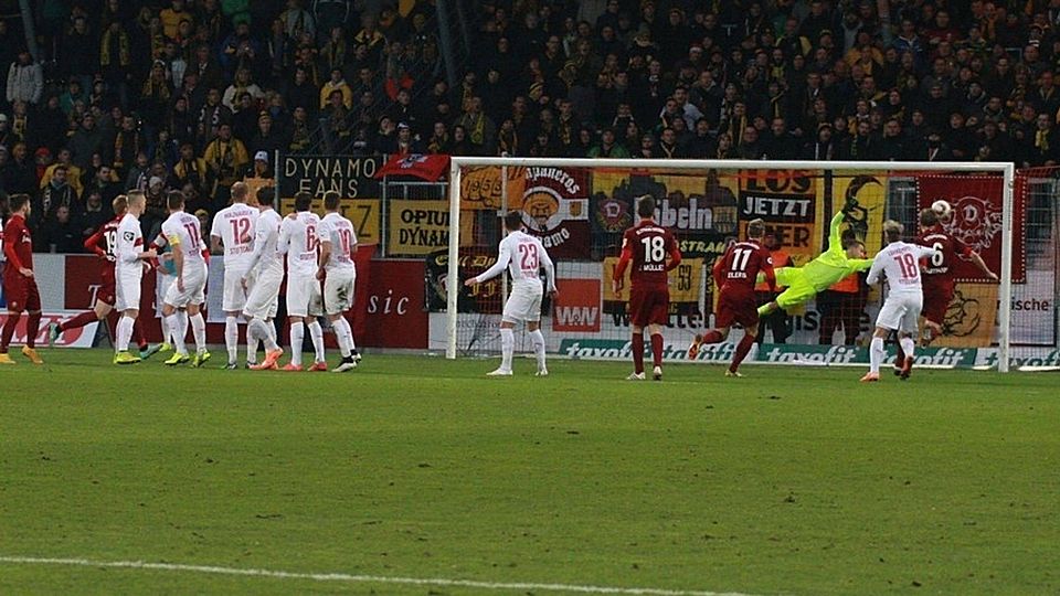 Sieht aus wie ein Tor, ist aber keines! Die Partie der kleinen Roten gegen Dynamo Dresden endete mit einem Remis. Foto: Lommel