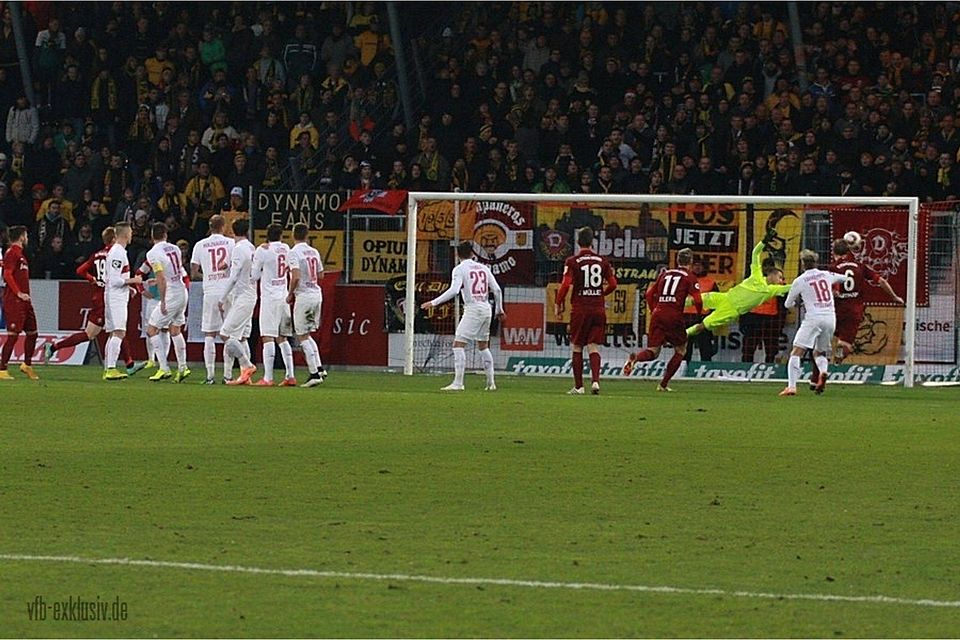 Sieht aus wie ein Tor, ist aber keines! Die Partie der kleinen Roten gegen Dynamo Dresden endete mit einem Remis. Foto: Lommel