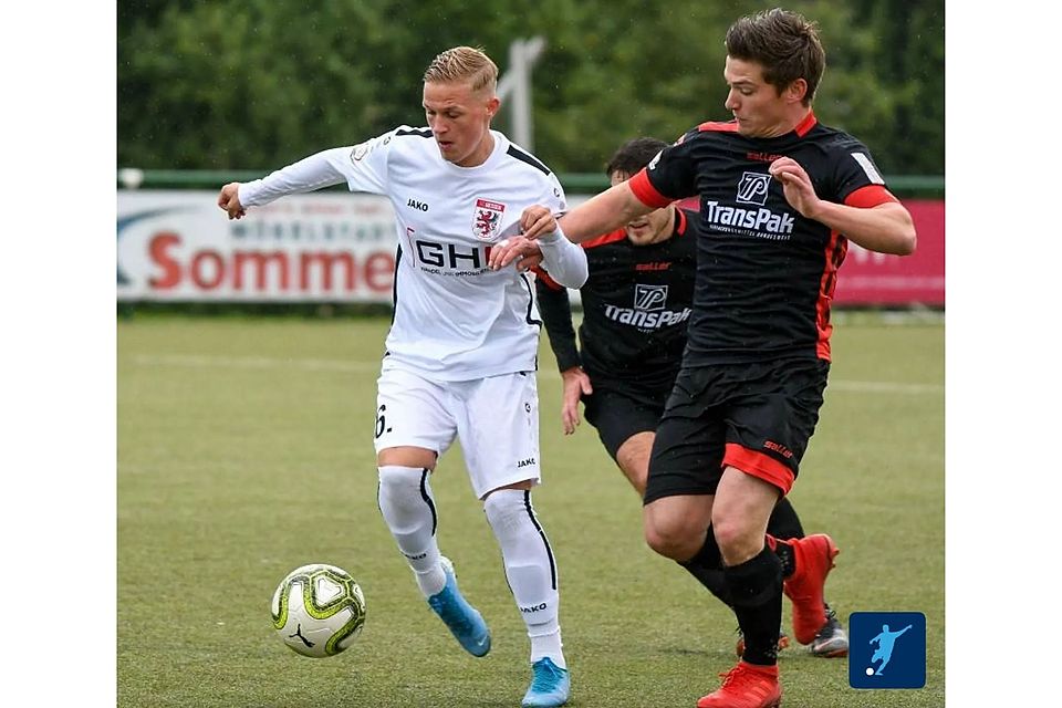 Kaum vom Ball zu trennen. Trotz starker Leistungen in der Zweiten vom FC Gießen, gelang Sammy (links) der Sprung in die Erste nicht..
