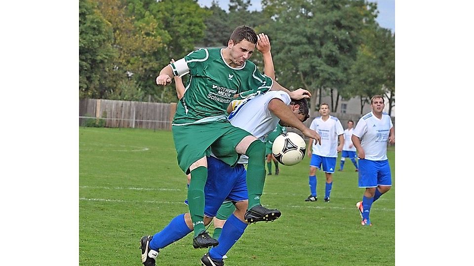 Packende Zweikämpfe gab es in Dachelhofen zu sehen; die Gastgeber verspielten gegen den SC Weinberg (in Grün) eine 2:0-Führung.  Foto: C. Allacher