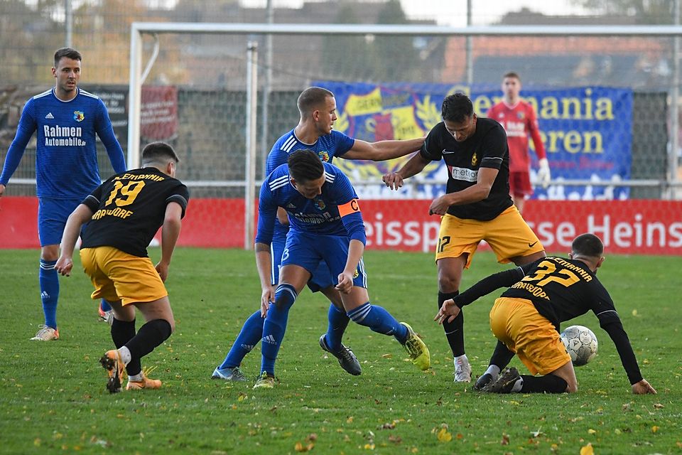 Gegen Mariadorf kassierte Teveren (blaue Trikots) in der Hinserie eine bittere 0:1-Niederlage.