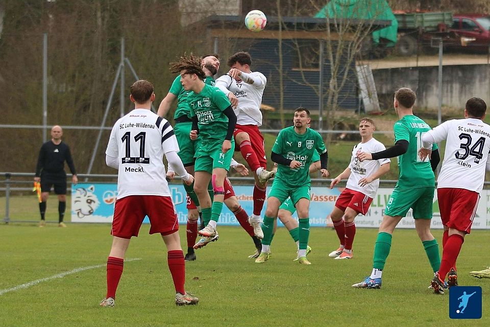 Für beide Seiten weder "Fisch" noch "Fleisch" bedeutete das 0:0 zwischen dem 1. FC Rieden (in Grün) und den Gästen aus Luhe-Wildenau (in Weiß-Rot).