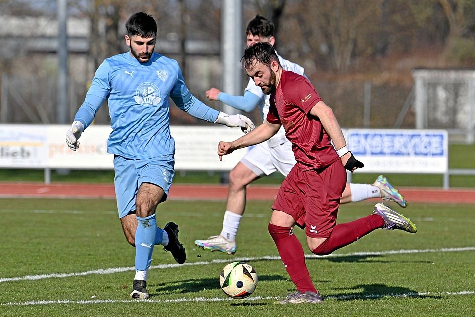 Torwart auf Abwegen, Fabio Gottwald auf dem Weg zum Tor: Der Offensivspieler des SV Mering macht schon nach sieben Minuten das 1:0.