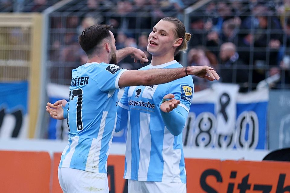 Beim Fynn Lakenmachers Treffer gegen den FC Ingolstadt war Morris Schröter der erste Gratulant.