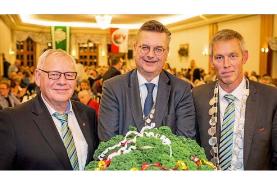 Fußballkreis-Vorsitzender Bernd Kettmann (rechts, hier mit DFB-Präsident Reinhard Grindel beim Grünkohlessen des Niedersächsischen Fußballverband (NFV) Kreis Osnabrück-Land. Foto: Frankenberg