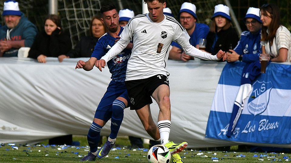 Die Gäste aus der Westpfalz hatten viele Fans mitgebracht und entführten bei der SG Weinsheim (weiße Trikots) die Punkte im Aufstiegsrennen.