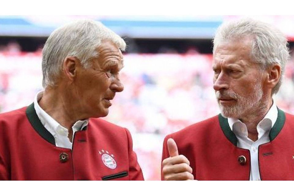 Bei der Meisterfeier des FC Bayern am 20. Mai 2017 plauderten die eingeladenen Münchner Ex-Profis Rainer Zobel (links) und Paul Breitner miteinander. Zobel trainiert inzwischen den Lüneburger SK, mit dem er am Sonntag in Oldenburg gastiert. Imago