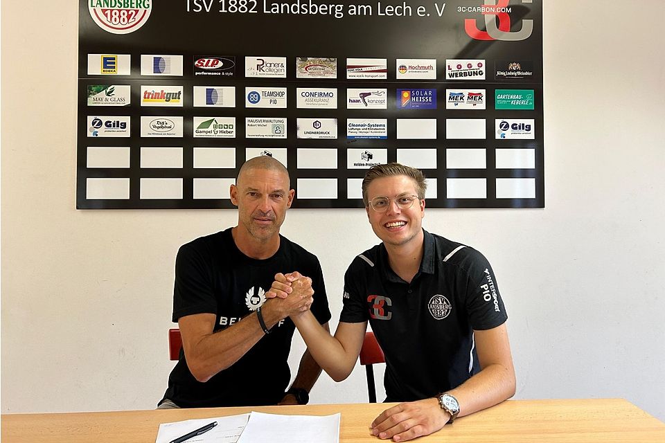 Alexander Schmidt (li.) wird von Landsbergs Abteilungsleiter Nico Held begrüßt. Alexander Schmidt (li.) wird von Landsbergs Abteilungsleiter Nico Held begrüßt.