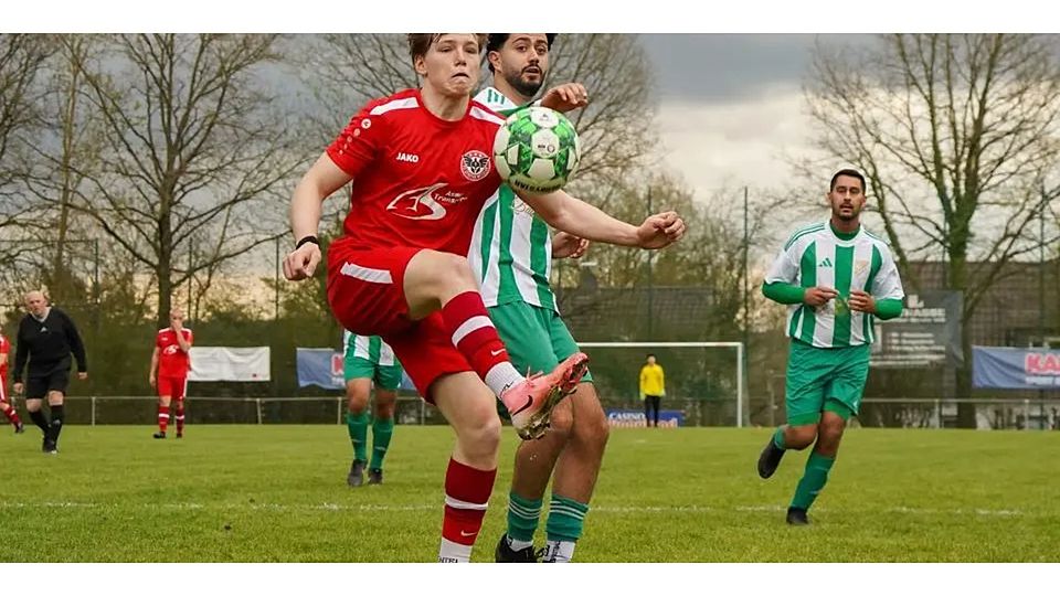 Konstantin Trautmann (vorne) traf zum 3:0 für Spartak Wetzlar, das in der B-Liga wieder ganz nah an die Spitze herangerückt ist. © Isabel Althof