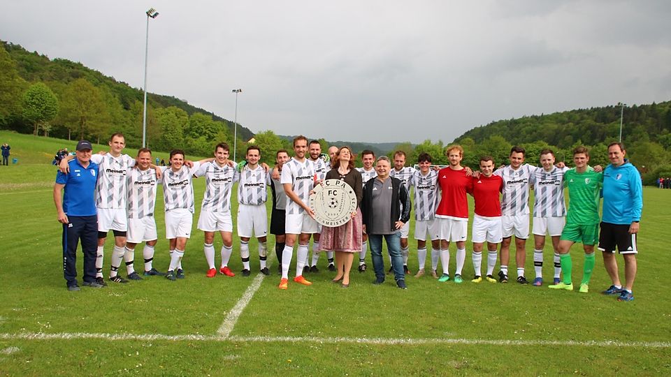 Landrätin Tanja Schweiger und Kreis-Spielleiter Michael Koriath gratulierten dem FC Pielenhofen-Adlersberg zur Meisterschaft