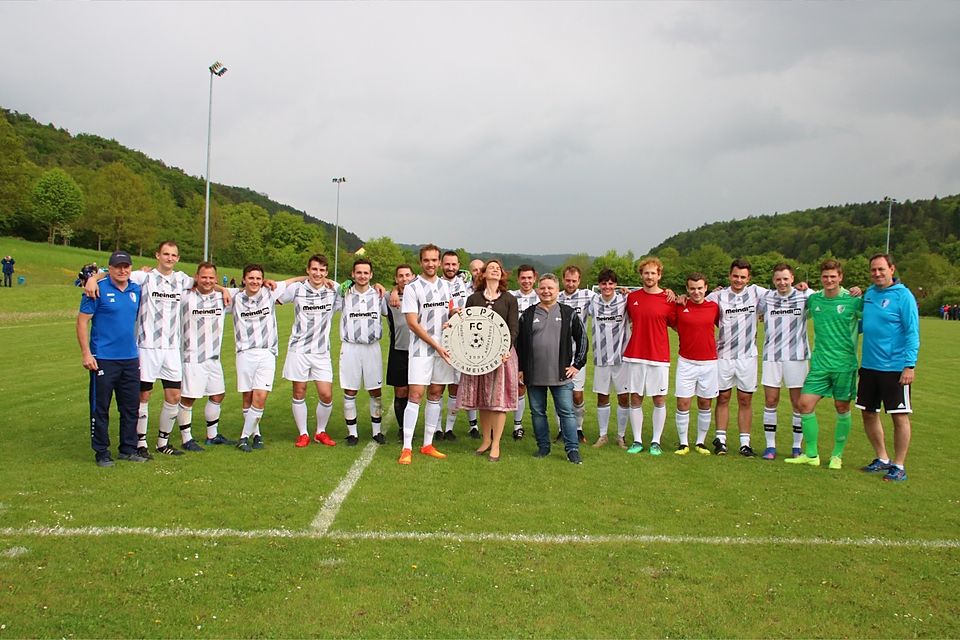 Landrätin Tanja Schweiger und Kreis-Spielleiter Michael Koriath gratulierten dem FC Pielenhofen-Adlersberg zur Meisterschaft