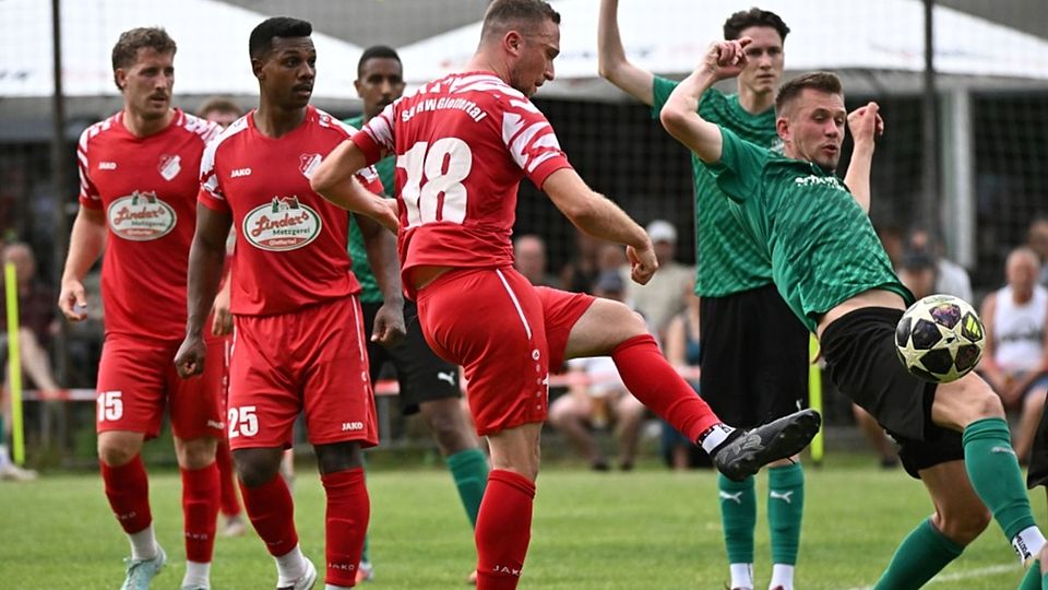 Letzter Akt: Der SV RW Glottertal (rote Trikots) und der FC Zell ermitteln den letzten Landesligaaufsteiger. 