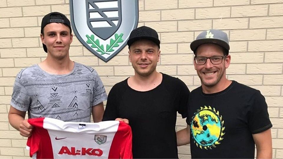 Kamil Cichy (l.) und Alexander Becker (m.) mit Sportvorstand Dennis Kornetzki (r.)